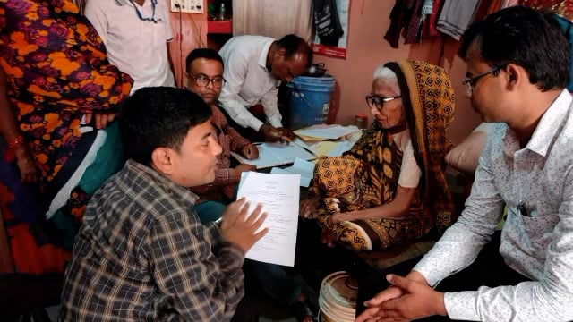 अमरपुर प्रखंड क्षेत्र के आठ दिव्यांग व वृद्ध मतदाता को बीडीओ की अगुवाई में घर जाकर कराया गया मतदान