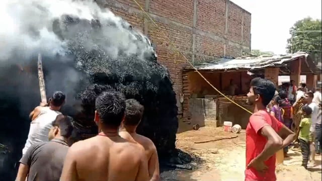 अचानक पुआल के पुंज में लगी भयंकर आग, काफी मशक्कत के बाद आग पर पाया गया काबू