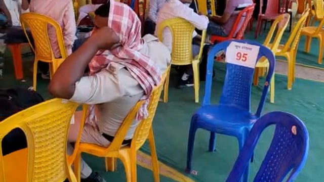 लोकसभा चुनाव का कल होना है मतदान इसको लेकर मतदान कर्मियों के बीच एवं एवं अन्य सामग्री वितरण किया जा रहा है