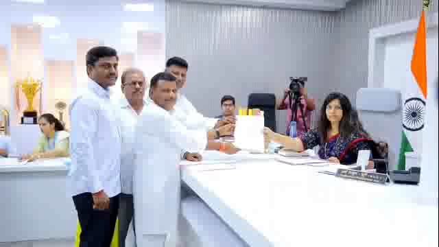 वंचितचे उमेदवार नरसिंगराव उदगीरकर यांनी आपला उमेदवारी अर्ज दाखल केला.