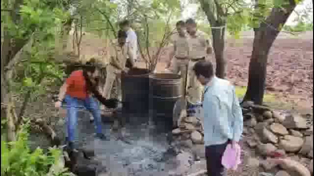 उदगीरच्या राज्य उत्पादन शुल्क विभागाच्या कारवाईत 2 लाख 30 हजार 900 रुपयांची अवैध हातभट्टी दारू जप्त