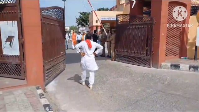 आगरा कलेक्ट मुख्यालय पर आज गठबंधन प्रत्याशी सुरेश कदृम का विरोध करते हुए काला झंडा दिखाया गया