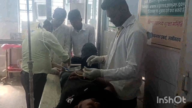 लखीसराय जिले के बड़हिया थाना क्षेत्र के बहादुरपुर गांव के समीप सड़क हादसे में बाइक सवार युवक जख्मी किया गया उपचार।