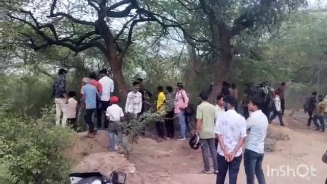 अहिल्यागंज के जंगलों में फांसी के फंदे पर लटका मिला अज्ञात का शव पुलिस लगी शिनाख्त के प्रयास में