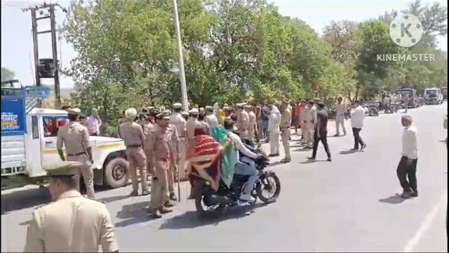 खेत पर फसल काटने गए युवक की हुई मौत परिजनों ने लगाया हत्या का आरोप मामला बाहर थाना क्षेत्र के गांव भानपुरा का 