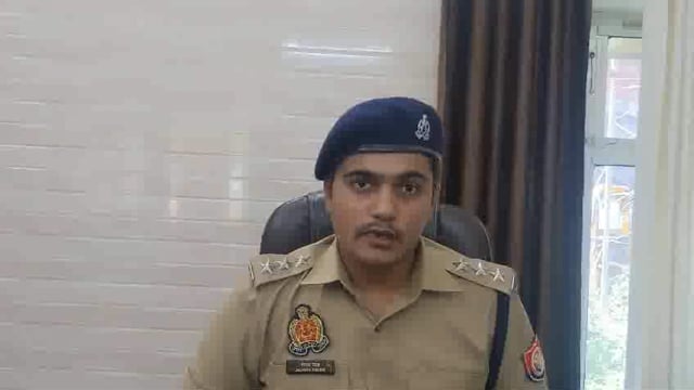 थाना बाह क्षेत्र एक व्यक्ति की खेत पर मौत होने की सूचना पर बाह एसीपी ने दी वाइट 