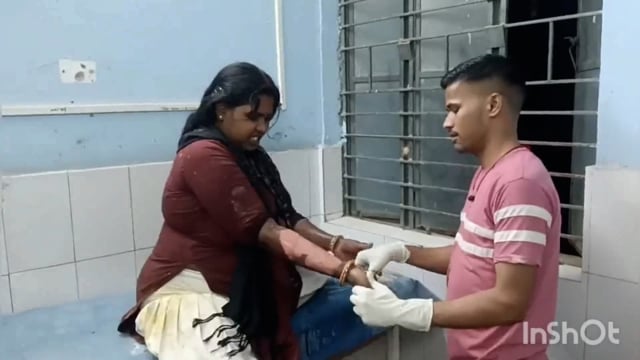  रामगढ़ चौक प्रखंड क्षेत्र के बिहरोरा कस्तूरबा आवासीय विद्यालय में खाना बनाने के दौरान जीविका दीदी के जले दोनों हाथ।  