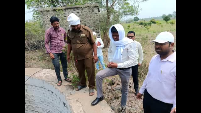 तहसीलदार राम बोरगावकर यांनी जाणापूर येथे पाणी टंचाईची पाहणी केली,