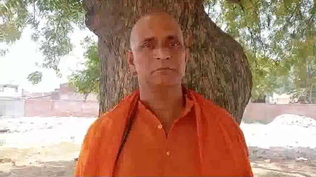 बाघराय थाना क्षेत्र के चामुंडा धाम में चोरों का आतंक माता रानी पर चढ़े सोने चांदी के आभूषण को उठा ले गए चोर पुजारी काबयान