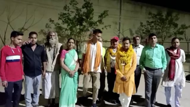 श्री कृष्ण जन्मभूमि केस के पक्षकार दिनेश शर्मा को मिली जमानत बृजवासियों ने बाटी मिठाई फूल मालाओं से किया स्वागत