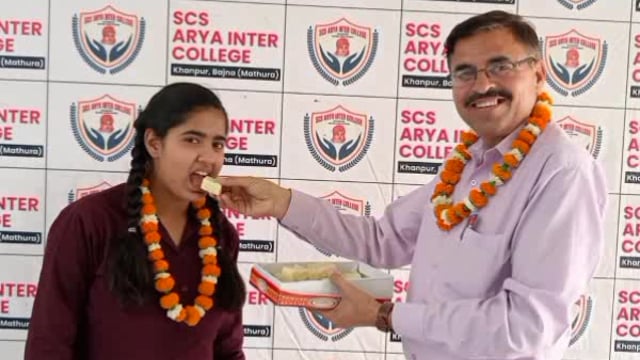 यूपी बोर्ड में छतर सिंह आर्य इंटर कॉलेज की छात्रा संजना ने जिले में सातवां स्थान प्राप्त कर क्षेत्र का नाम किया रोशन