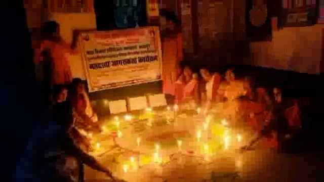 तारड़ीह गांव में आंगनबाड़ी सेविकाओं के द्वारा कैंडल जलाकर मतदाता को किया जागरूक