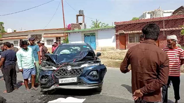 अंबेडकर नगर-सम्मनपुर थाना क्षेत्र के अंतर्गत बरियावन बाजार के बलीपुर के पास हुआ बहुत ही दर्दनाक हादसा कार और ऑटो में जबरदस्त भिड़ंत से एक युवक की दर्दनाक मौत चार लोग गंभीर रूप से घायल घायलों को पीआरबी द्वारा बसखारी सीएससी भिजवाया गया। !!