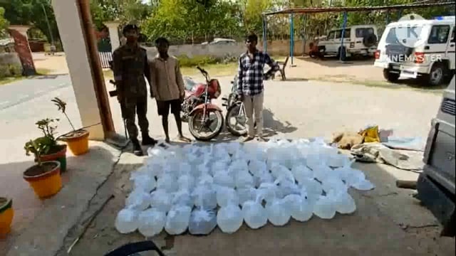 पुलिस ने क्षेत्र के जोगिया जंगल के पास से 20 लीटर महुआ शराब के साथ दो धंधेबाज को किया गिरफ्तार दो हुआ फरार