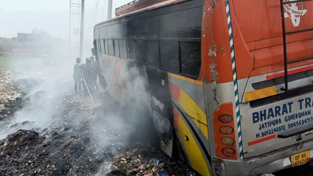 टूरिस्ट गाड़ी में आग लगी बड़ा हादसा टला समय होते ही आग पर पाया जा सका काबू