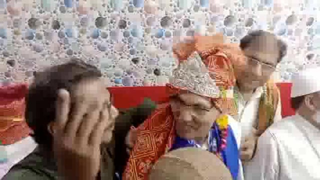 बसपा सांसद प्रत्याशी का मुस्लिम समाज ने साफा बांध चांदी का मुकुट पहनकर किया स्वागत सम्मान