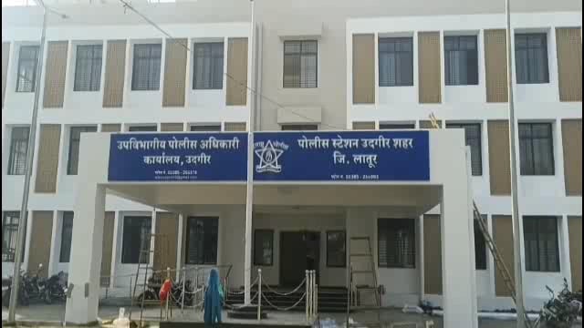 आठ तोळे सोन्याचे बिस्कीट असलेली हँडपर्स चोरट्याने पळवली