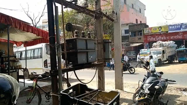 नवादा बस स्टैंड सिरदला में जमीन से मार्च 3 फीट पर लगा ट्रांसफार्मर, मौत को दे रहा निमंत्रण