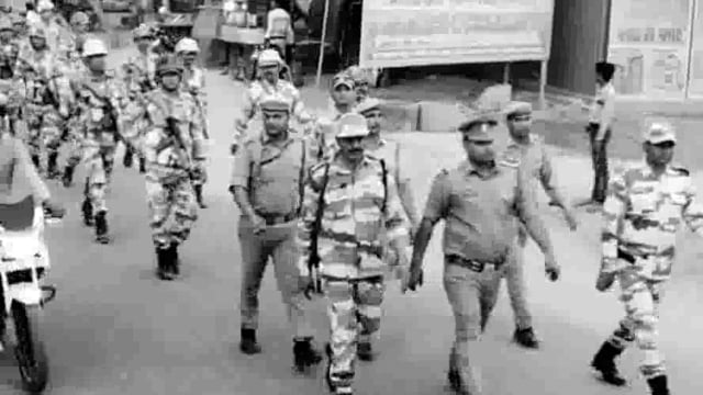 पैरामिलिट्री के जवानों ने स्थानीय पुलिस के साथ पानीगांव में किया पैदल मार्च।