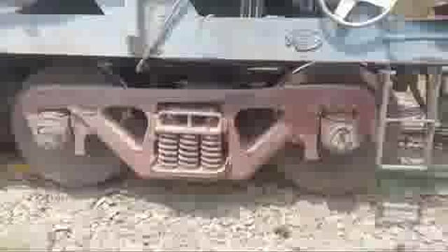 अकबरपुर रेलवे स्टेशन के आउटर पर मालगाड़ी पटरी से उतरी
रेलकर्मी ट्रेन को ट्रैक पर लाने में जुटे