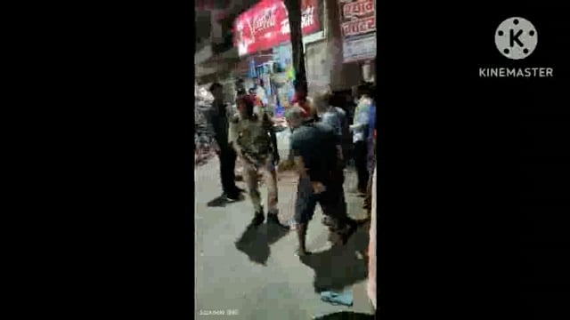बेखौफ बदमाशों ने होमगार्ड को घसीट-घसीट कर लात घुसो से की पिटाई वीडियो हुआ वायरल।