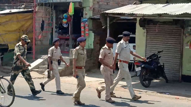 लोकसभा चुनाव को लेकर थानाध्यक्ष के नेतृत्व में चलाया गया फ्लैग मार्च, चुनाव में अशांति फैलाने वाले लोगों में मचा हड़कंप 