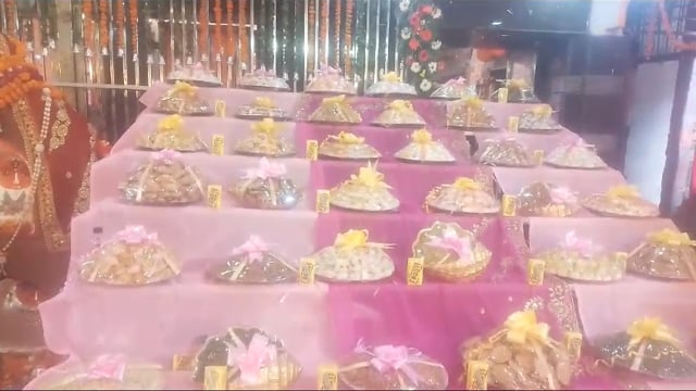 आगरा  प्राचीन मंदिर चामुंडा मैया के दरबार में संकट मोचन बालाजी जयंती के उपलक्ष में छप्पन भोग का एक दृश्य