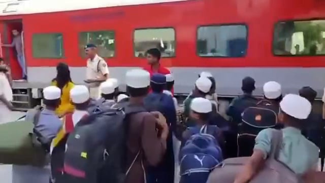 बच्चे पढ़ने जा रहे थे मदरसे के सूरत ट्रेन से उतर गया मामला मोतिहारी का है सोशल मीडिया पर वायरल हो रही है वीडियो