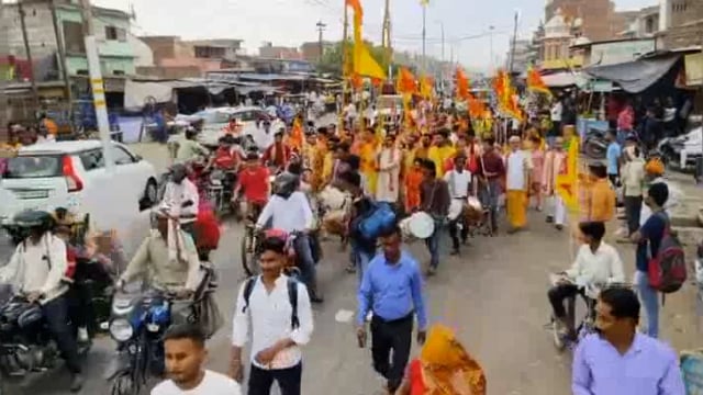 हनुमान जन्मोत्सव  के उपलक्ष में निकाली गई भव्य निशान शोभायात्रा,जगह जगह लोगों ने किया पुष्प वर्षा कर स्वागत किया 