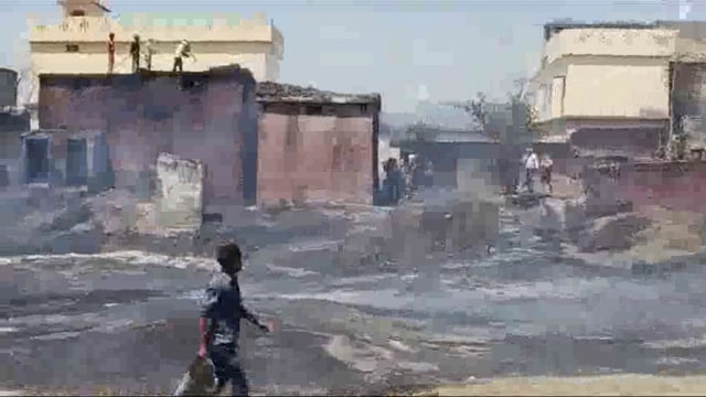 गांव में लगा भीषण आग दर्जनों घर जलकर हुआ राख  जनपद सिद्धार्थनगर  उत्तर प्रदेश