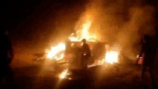 वजीरगंज:गेहूं लड़ कर जा रही ट्रैक्टर ट्राली हाई टेंशन तार की चपेट में आकर धूधु कर जल गई।