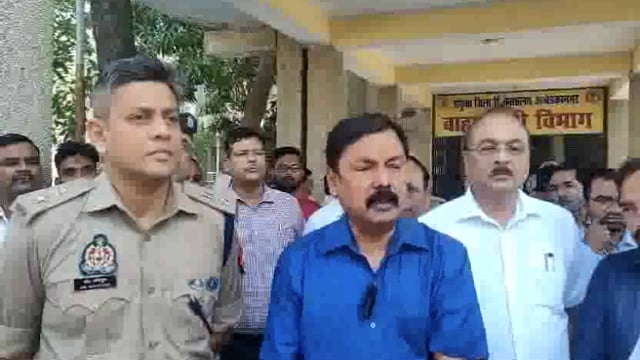 अम्बेडकरनगर जिले के थाना बेवाना क्षेत्र अंतर्गत ग्राम अटंगी में आई हुई बारात के बारातियों द्वारा खाना खाने से हुई फ़ूड पॉइजनिंग से बरातियों के इलाज के सम्बन्ध में श्रीमान जिलाधिकारी व पुलिस अधीक्षक अम्बेडकरनगर द्वारा दी गयी बाइट।