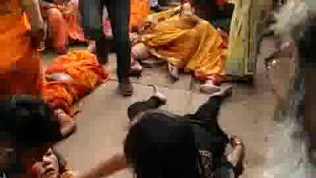 *डीजे मतलब साउंड बम*यहां एक वैवाहिक कार्यक्रम में डीजे बजाने से हुए  कंपन vibration से मकान की दीवार भरभरा कर गिर पड़ी और कई लोग उसमें दब गए सौभाग्य से अधिकांश को निकाल लिया गया परंतु बहुत से पुरुष और महिलाएं और बच्चे बुरी तरह घायल हुए देखिए वीडियो अब आप कल्पना करिए कि यदि कई हजार वाट का डीजे बजाने से दीवाल पर इतना बुरा प्रभाव पड़ता है तो ऐसे कार्यक्रम में डीजे बजाने से आपके दिल,आपके कान और दिमाग पर स्थाई रूप से कितना गंभीर और बुरा प्रभाव पडता है।