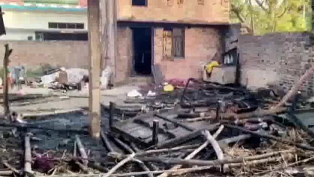 गोंडा:चंदापुर पूरेलक्ष्मन में अज्ञात कारणों एक फूस घर में लगी आग गृहस्थी समेत नगदी चलकर हुई राख