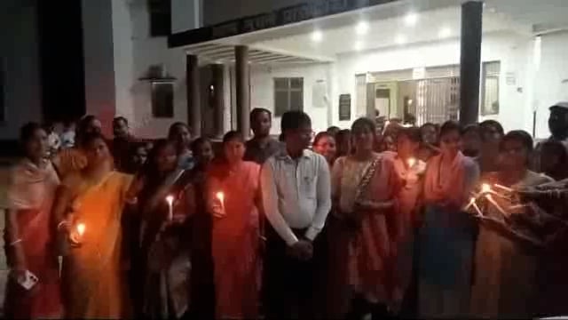 शत प्रतिशत मतदान को लेकर मतदान की पूर्व संध्या अमरपुर प्रखंड मुख्यालय परिसर में कैंडल जलाकर मतदाता को किया जागरूक