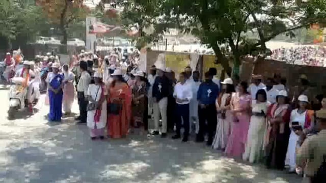 Barabanki DM Ne GIC Maidan Mein mahilaon ko sammanit karke unhen matdan karne ka Sankalp dilaya