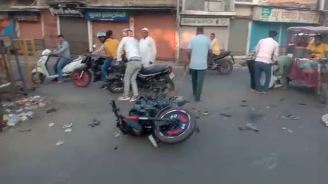 शहर के एकता चौराहे पर दो स्वरों में हुई भिड़ंत एक की हालत गंभीर