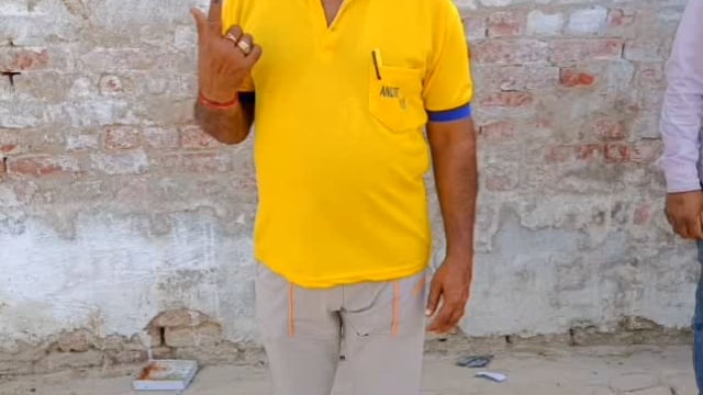 थाना फरह क्षेत्र गांव कुरकंन्दा मैं शांतिपूर्वक मतदान चल रहा है गया प्रसाद शर्मा ने डाला अपना बहुमूल्य वोट