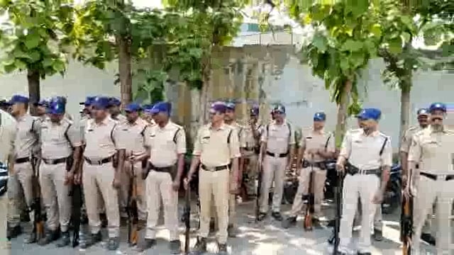 प्रियंका गांधी यांच्या सभेसाठी बंदूकधारी जवान तैनात,शहराला छावणीचे रूप