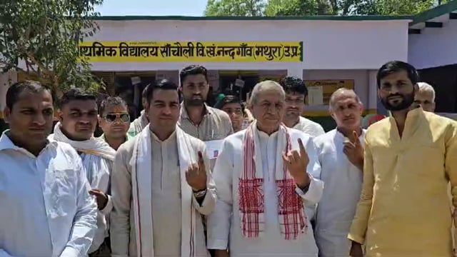 कैबिनेट मंत्री चौधरी लक्ष्मी नारायण ने अपने गांव संचोली में डाला वोट वही विक्टरी का निशान दिखाते हुए जीत का किया दावा