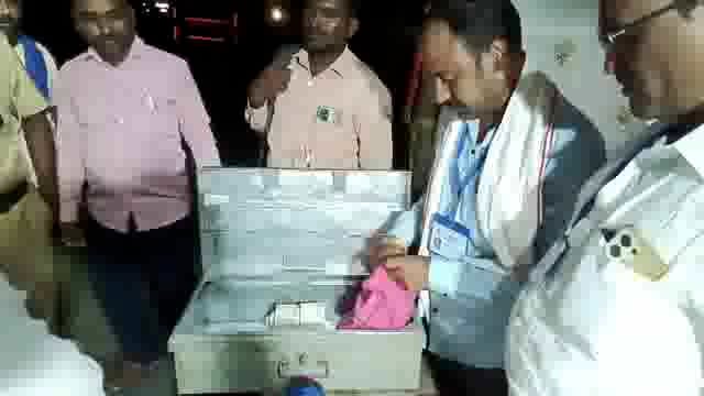 शिरोळ जाणापूर चेक पोस्टवर सात लाखांची रोकड पकडली