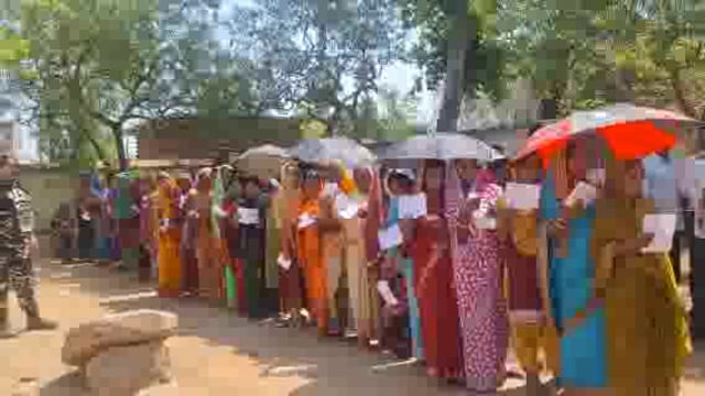 सुबह से शाम तक मतदान का बना रहा उत्साह भारी सुरक्षा के बीच शांतिपूर्वक मतदान संपन्न 