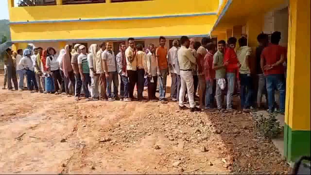 कड़ी सुरक्षा व्यवस्था के बीच लोकसभा का चुनाव शांति पूर्ण संपन्न, फुल्लीडुमर प्रखंड में 51.88% मतदान हुआ