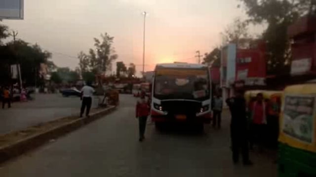 रोडवेज बस चालक गुरु नानक चौराहे पर  बसें खड़ी कर आवागमन को करते हैं प्रभावित