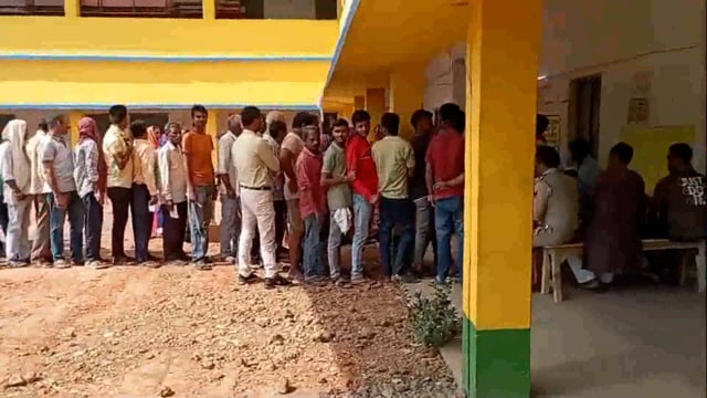 आदर्श बूथ की सुविधा टाई टाई फिस्स, चिलचिलाती धूप में कतर बद्ध होकर वोट करने को मजबूर हुए मतदाता