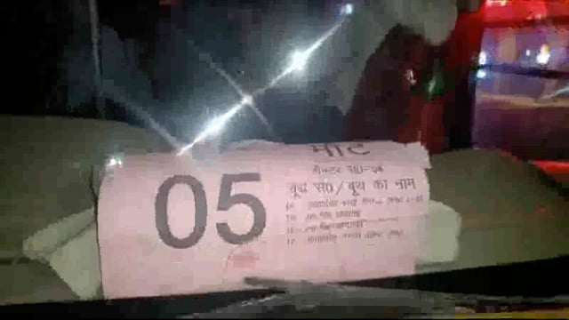 आगरा दिल्ली नेशनल हाईवे स्थित संस्कृत मेडिकल कॉलेज के निकट 3 घंटे बीत जाने के बाद भी ईवीएम मशीन को लेकर बस खड़ी रही