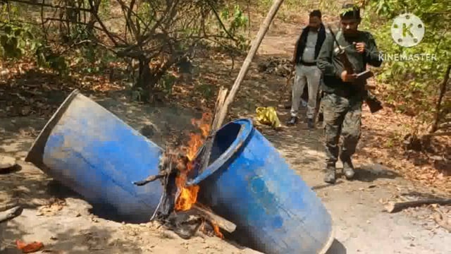 पुलिस ने कलौंदी के घने जंगल में दो महुआ शराब की संचालित भट्टी को किया ध्वस्त