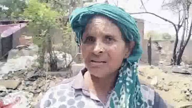 मथुरा डंपिंग प्लांट में भीषण आग लगने से हड़कंप मचा आग की चपेट में आने से कूड़ा निस्तारण करने की कई मशीन जलकर खाक