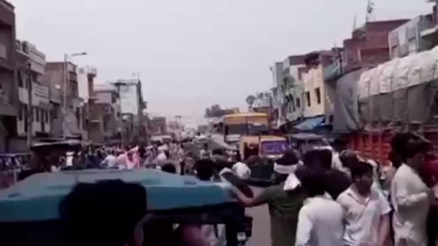  बिजली ट्रांसफार्मर न  बदले जाने से नाराज लोगों ने रोड किया जाम 