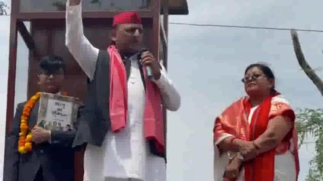 Kannoj Mein Akhilesh Yadav ke road show Mein unke Piche Ek Ladka Khada Hua Hai Doctor bheemrav Ambedkar Bankar